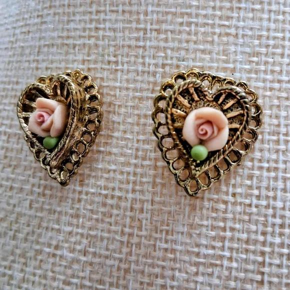 Vintage Porcelain Rose Hearts Earrings With Gold Tone Filigree Settings Pierced - Picture 7 of 11